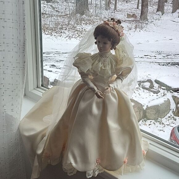 𝅺THE Ashton-Drake Galleries, handcrafted porcelain doll - Picture 1 of 12